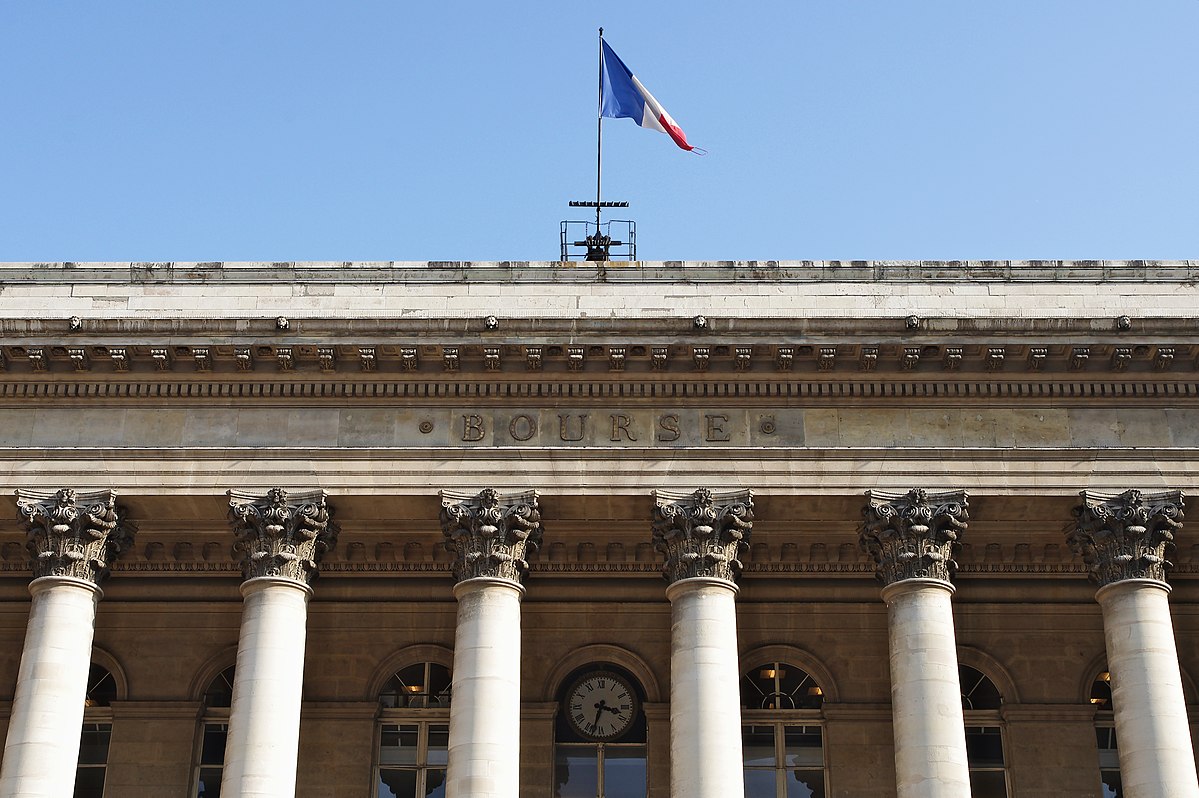 Paris districts. Where Should a Tourist Stay?