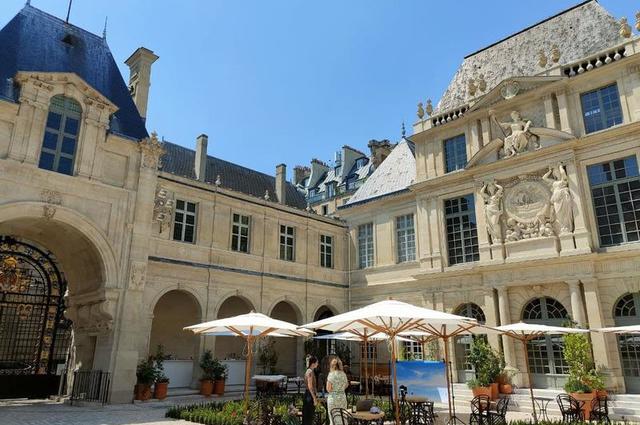 Café in the museum garden