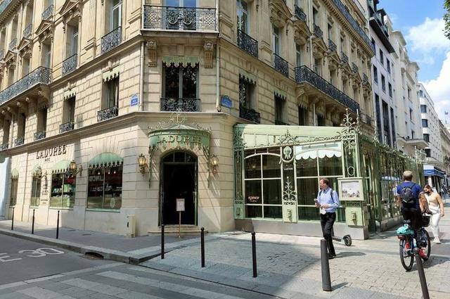 Avenue des Champs-Élysees: shops and palaces