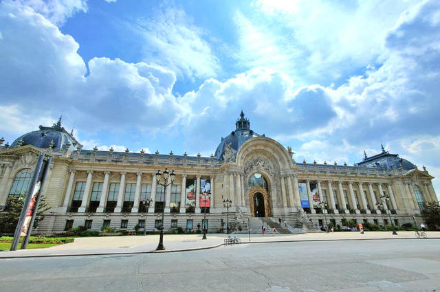 Avenue des Champs-Élysees: shops and palaces