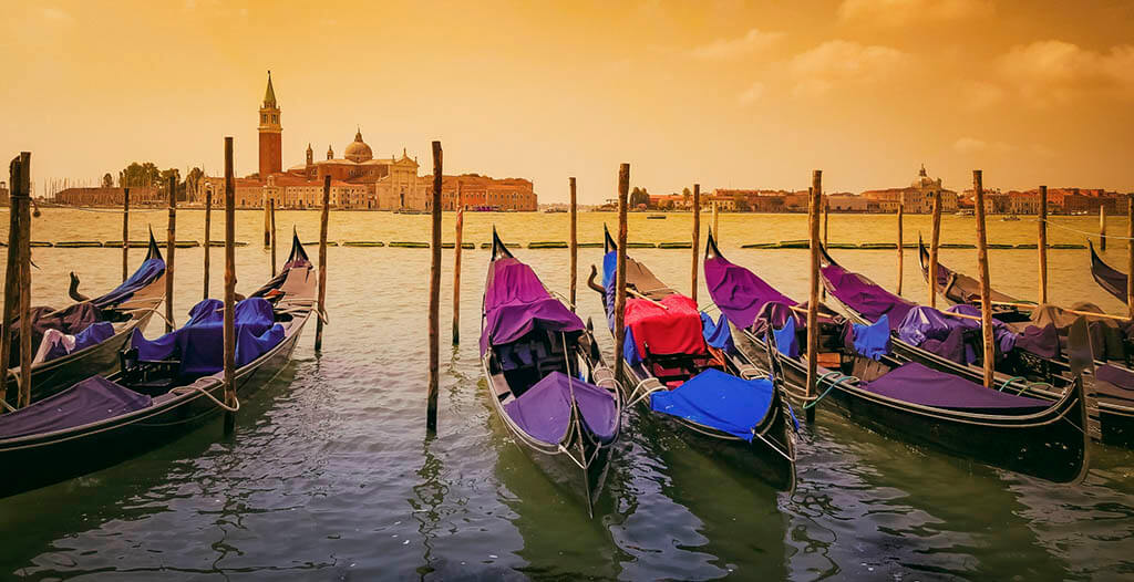 Gondolas in Venice how to ride through the canals?