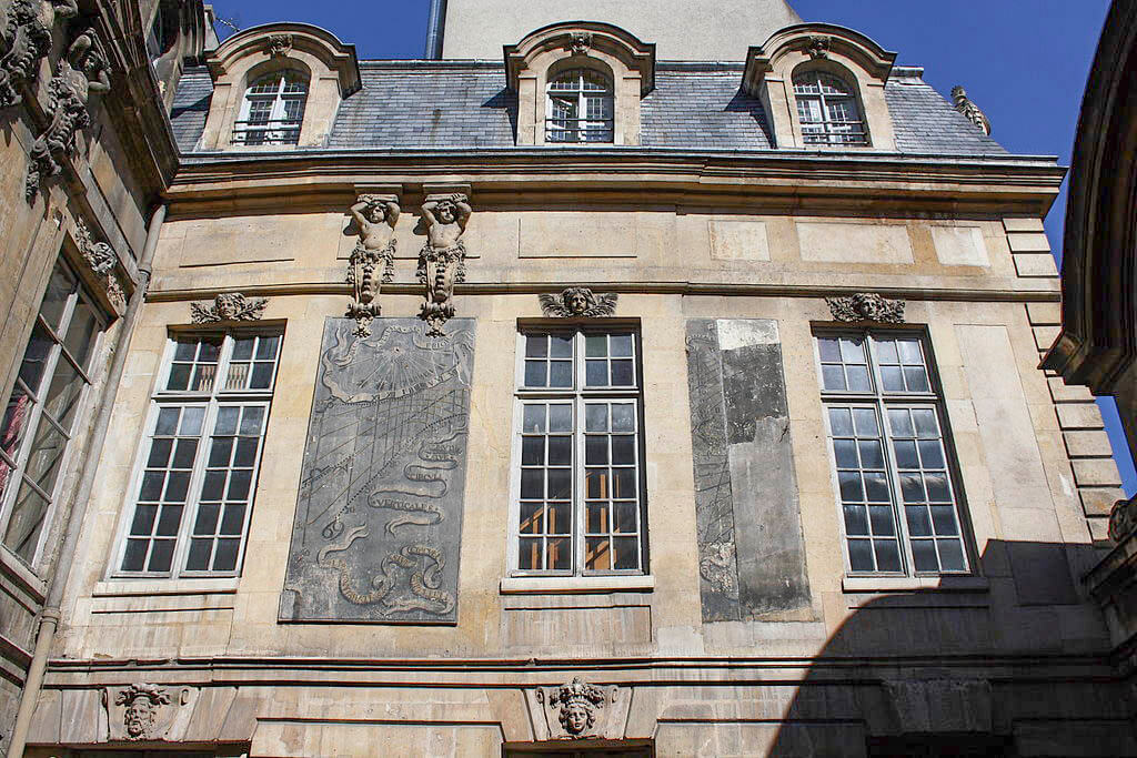 Walking in the Marais: Hôtel Amelot de Bisseuil