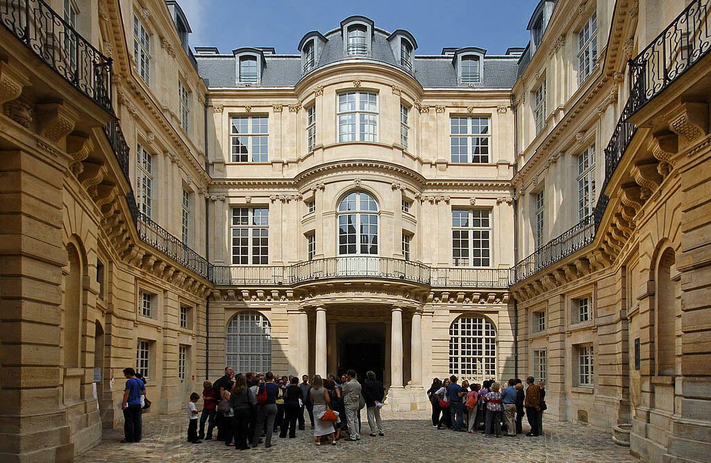 Walking in the Marais: Hôtel de Beauvais