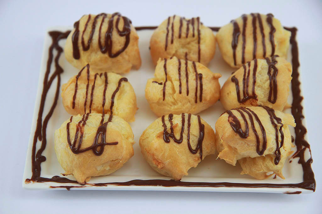 Famous french desserts: Profiterole