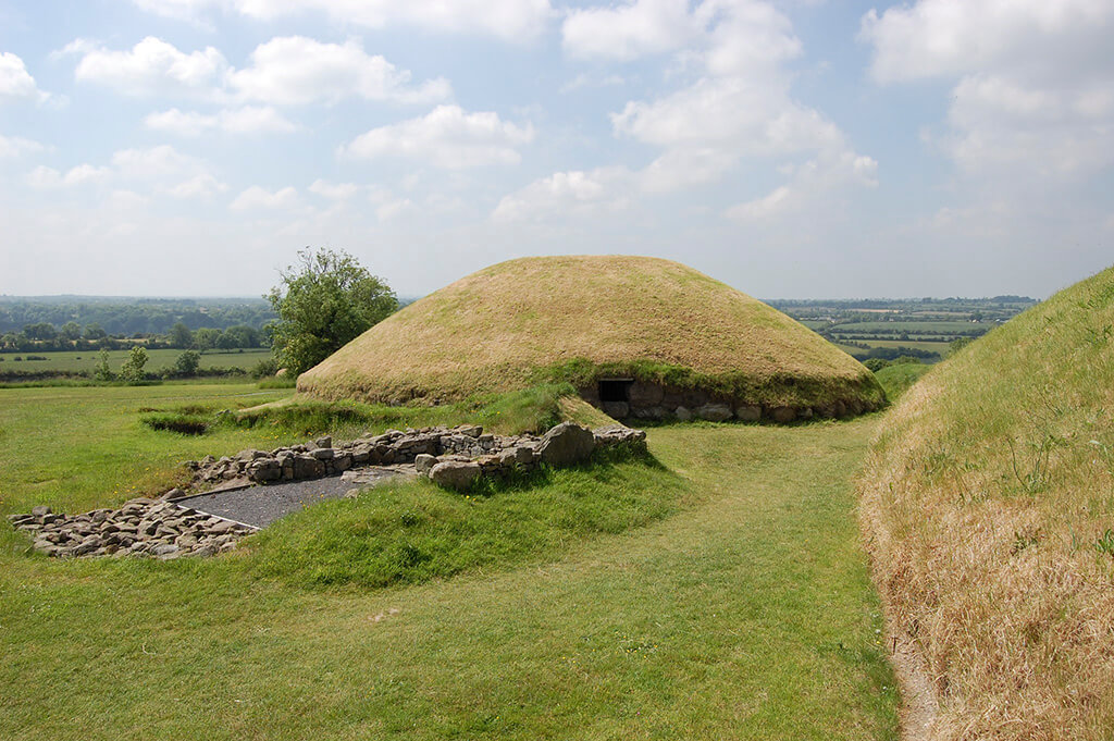 How old are Brú na Bóinne mounds?