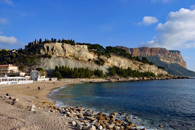 Get tan on the beach and enjoy the Cassis Calanques 