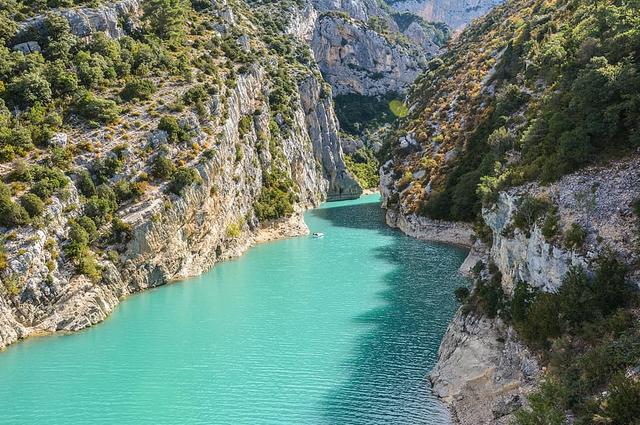 Go on a hike in the Verdon Gorge 