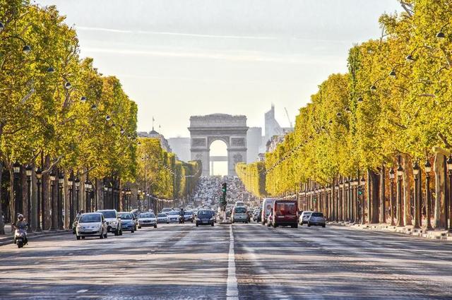 Avenue des Champs-Élysees: shops and palaces