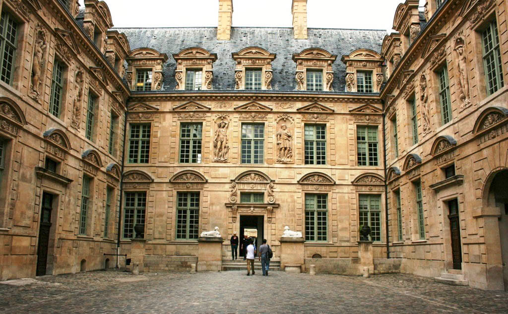 Walking in the Marais: Hôtel de Béthune-Sully Walking in the Marais: Hôtel de Béthune-Sully