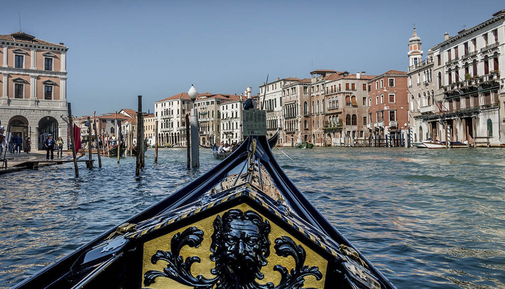 Gondolas in Venice: why are gondolas black?