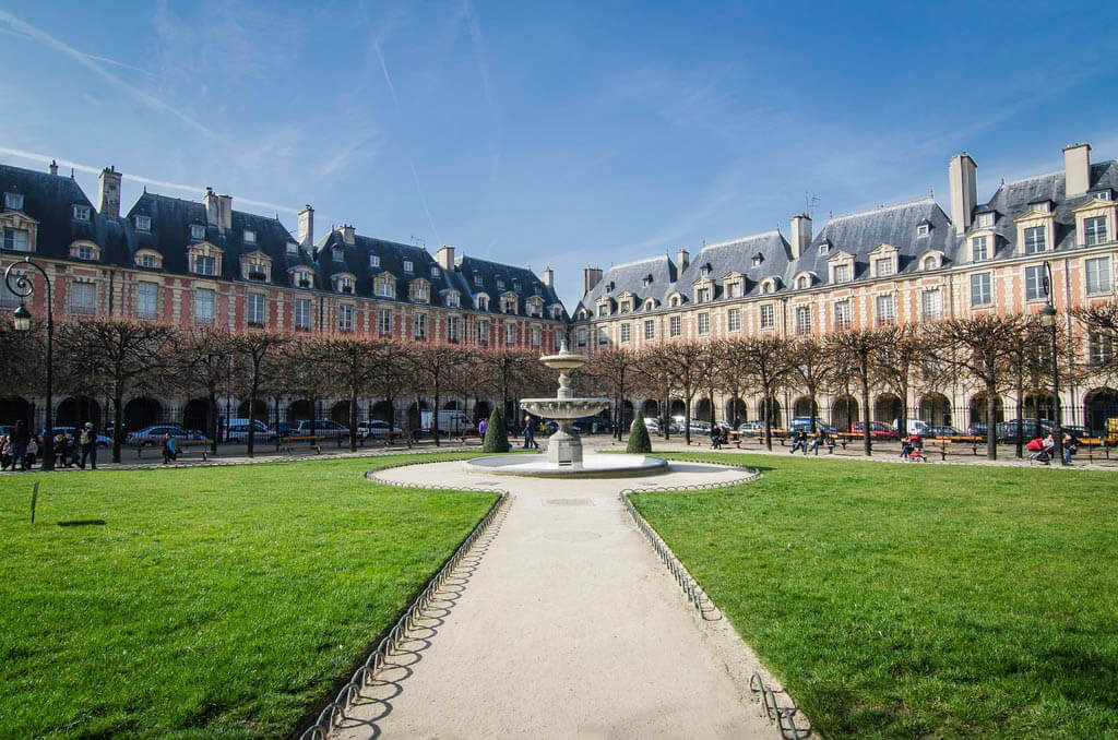 Walking in the Marais: Place des Vosges Walking in the Marais: Place des Vosges