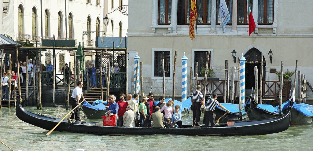 Gondolas in Venice: Traghetto